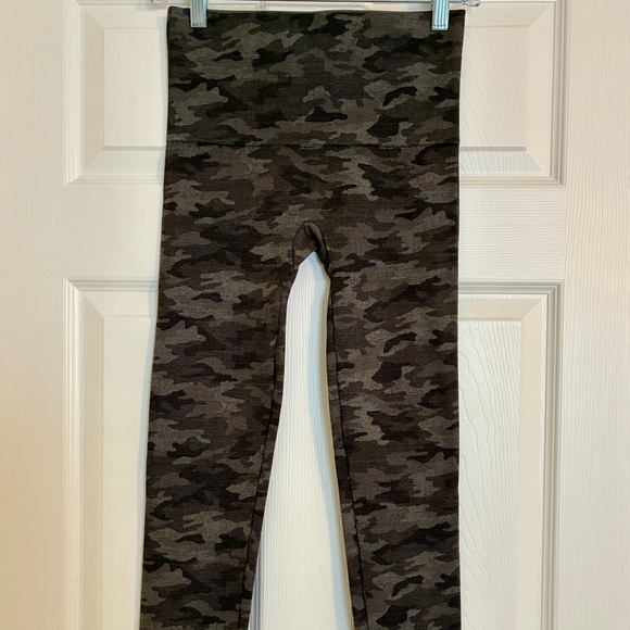 Spanx Leggings Women’s Medium Black Gray Camo Shapewear Tummy Control Activewear - Picture 2 of 9